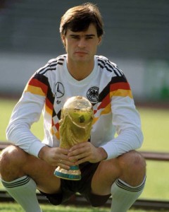 Thomas Berthold con la Coppa del Mondo vinta con la Germania Ovest nel 1990 (immagine dal web)