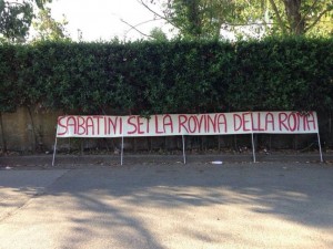 Lo striscione dei tifosi della Roma (foto:romatoday.it)