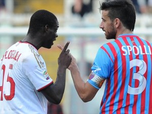 Mario Balotelli e Nicolas Spolli (foto dalla rete)