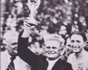Vittorio Pozzo alza la Coppa del Mondo del 1938  (foto www.sport1.de)