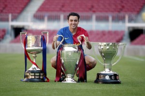 Xavi posa con le coppe del triplete del 2009  (foto www.fcbarcelona.com)