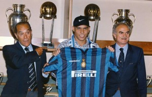 Anno 1997, Ronaldo presentato all'inter da Suarez e Mazzola  (foto www.ilpost.it)