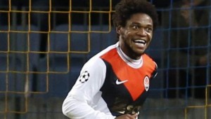 Luiz Adriano celebra uno dei suoi cinque gol al BATE Borisov  (foto www.expressen.se)