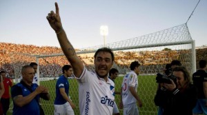 Recoba celebra la vittoria del Nacional contro il Peñarol  (foto www.fourfourtwo.com)