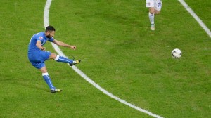 Candreva calcia a rete in una gara della nazionale  (fonte foto www.fifa.com)