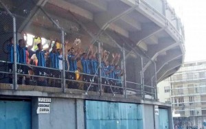 I calciatori del Pisa salutano i tifosi fuori lo stadio