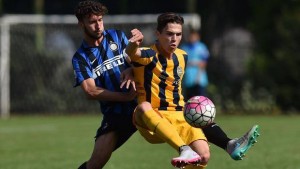 Lubomir Tupta in azione con la maglia del Verona