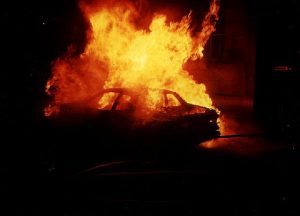 Auto incendiata (immagine di repertorio)